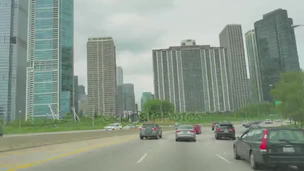 Ехал вдоль берега озера Мичиган в Чикаго. Time lapse camera car driving in sylvania ois.Chicago downtown financial district road rage.Gorgeous, high-energy US roads and streets time lapse. Отлично подходит для любого вождения, корпоративного, городского или городского пейзажа . — стоковое видео