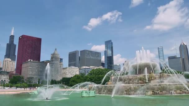 バッキンガム噴水ビューからシカゴのダウンタウンのスカイライン — ストック動画