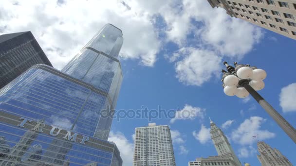 雲が空をよぎってシカゴ トランプ タワー超高層ビル。シカゴ ダウンタウン高層ビル都市センター金融街シカゴの America.Trump タワーのアメリカ合衆国でのビデオ撮影はシティ センターで最も高い建物の一つ — ストック動画