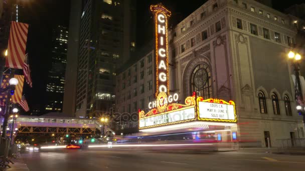 Chicago Theater Time Lapse di notte. Il Chicago Theater, originariamente conosciuto come Balaban and Katz Chicago Theatre, è un teatro storico situato sulla North State Street, nell'area Loop di Chicago, Illinois, negli Stati Uniti d'America. . — Video Stock