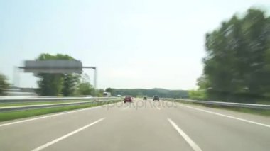 Gün otoyol kamera araba zaman atlamalı yüksek hız 4k. Summer.Gorgeous, yüksek enerjili yollar zaman atlamalı otoyol sürüş zaman atlamalı. Video arka plan için iyi. Araba sürme, şirket, şehir veya kent fikirler büyük.
