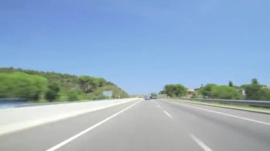 Gün otoyol kamera araba zaman atlamalı yüksek hız 4k. Summer.Gorgeous, yüksek enerjili yollar zaman atlamalı otoyol sürüş zaman atlamalı. Video arka plan için iyi. Araba sürme, şirket, şehir veya kent fikirler büyük.