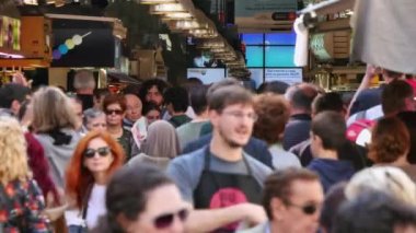 Barcelona 'daki La Boqueria Market' te Kalabalık Alışveriş. Barselona 'da bir sürü turist var. Sonbaharda Barselona 'yı ziyaret eden turistler. Kalabalık La Boqueria taze pazarı. Piyasada yürüyen bir sürü insan..