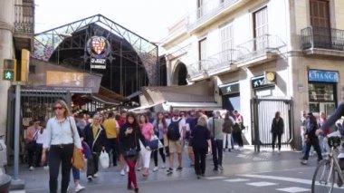 La Boqueria pazarı Barcelona kalabalık. Barcelona.Tourists Barselona taze Autumn.Crowded La Boqueria pazar ziyaret turist kalabalığından. Piyasada bulunan yürüyüş insanların kalabalıklar.