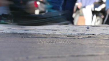 İnsanlar kalabalık Bulvarı caddeden karşıya. Barselona bölgesindeki Autumn.Crowded Les Ramblas'a Bulvarı'nda yürürken Barcelona.Tourists turist Barcelona.Crowds şehir merkezinde turist ayak kalabalık.