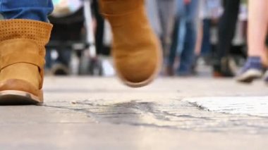 Sonbaharda Las Ramblas Caddesi'nde kalabalık Feet