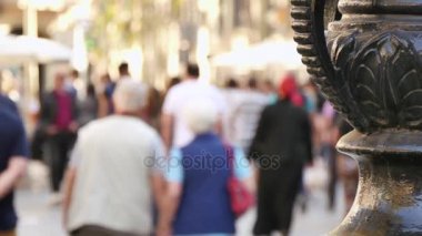 Barcelona sonbaharda gelen turist. İnsanlar kalabalık Bulvarı caddeden karşıya. Barselona bölgesindeki Autumn.Crowded Les Ramblas'a Bulvarı'nda yürürken Barcelona.Tourists turist Barcelona.Crowds şehir merkezinde turist kalabalık.