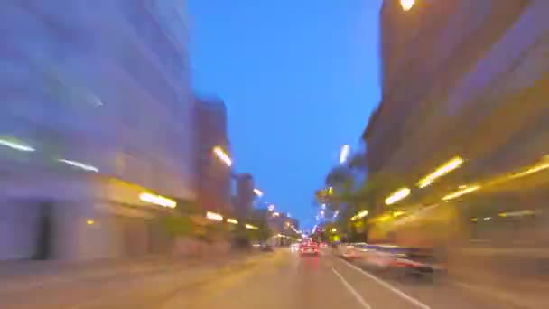 Kör i Full fart till Downtown Chicago vid solnedgången. Road rage kamera bil kör snabbt på twilight i USA av America.Gorgeous, high-energy vägar tid förfaller Pov.Good stadsbilden för en modern video bakgrund. — Stockvideo