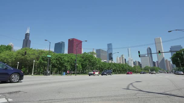 在繁华的街道上交通芝加哥时间流逝。芝加哥市中心的车辆和行人。循环在美国城市中心摩天大楼建筑. — 图库视频影像
