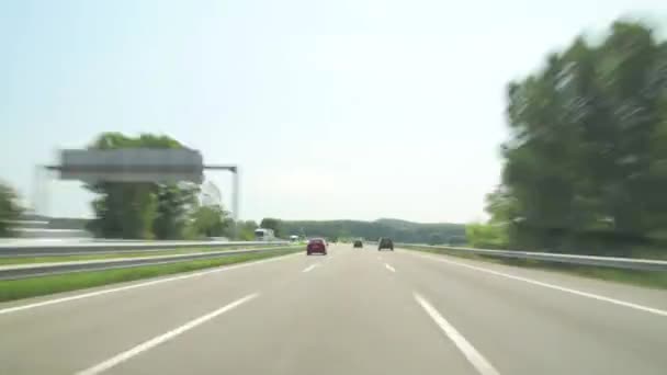 Dia Highway Camera Car Time Lapse alta velocidade 4k. Um lapso de tempo dirigindo na estrada no Summer.Gorgeous, estradas de alta energia lapso de tempo. Bom para um fundo de vídeo.Ótimo para qualquer condução, corporativa, cidade ou ideias urbanas . — Vídeo de Stock