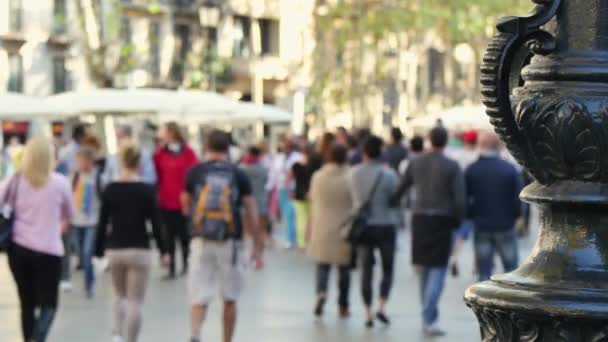 Affollato centro di Barcellona in autunno. La gente attraversa una strada di boulevard. I turisti si affollano nel centro di Barcelona.La folla di turisti a Barcelona.Turisti a piedi a Barcellona in autunno.Affollato Les Rambles boulevard . — Video Stock