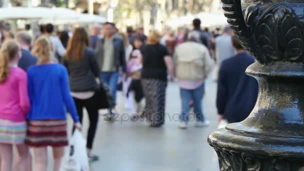 Crowded Downtown Barcelona City Center in Autumn. People crowd crossing a boulevard street.Tourists crowd in downtown Barcelona.Crowds of tourists in Barcelona.Tourists walking in Barcelona in Autumn.Crowded Les Rambles boulevard. — Stock Video