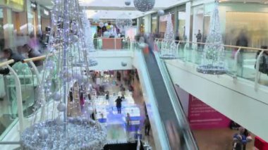 Noel zamanı kalabalık pazarda. Noel zamanı sırasında alışveriş alanı hall. Lüks mağazalar büyük bir alışveriş merkezinde Noel alışveriş yaparken Barcelona.Customers.