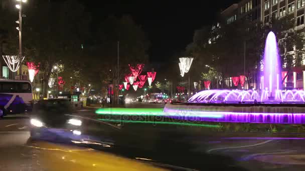 Barcelona Navidad Calle Luces Decoraciones y Tráfico. Vehículos time lapse en las calles y plazas de la ciudad en Navidad Coches, camiones, motocicletas, bicicletas, autobuses, taxis y peatones corriendo por las calles de la ciudad por la noche — Vídeos de Stock