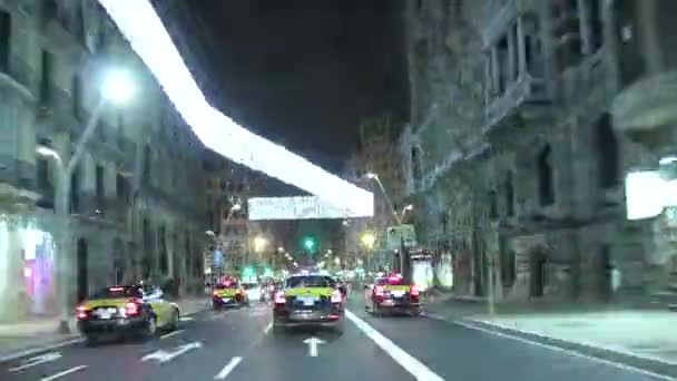 Weihnachtsbeleuchtung Kamerawagen fahren in der Innenstadt. Zeitraffer-Fahrt in die Innenstadt von Barcelona während der Weihnachtszeit. Wunderschöne, energiereiche Stadt und Straßen im Zeitraffer. gut für ein Weihnachtsvideo background.great für jede Fahrt, Corporate — Stockvideo