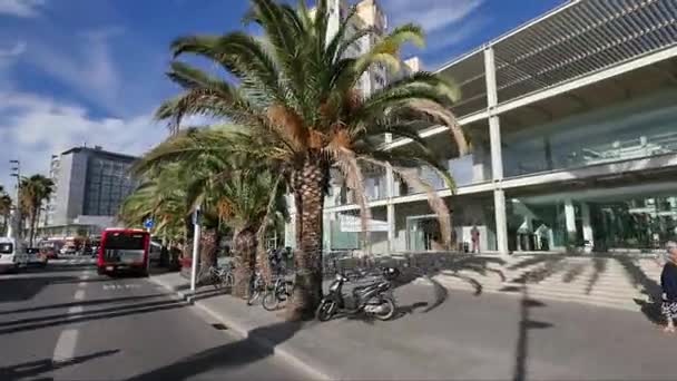 Nemocnice del Mar fasáda v Barceloně. Kamera do auta cestování podél nemocnice del Mar na východ slunce. Typická ulice v centru města Barcelony. Barcelona city centrum staveb a architektury. Ulicemi Barcelony. — Stock video