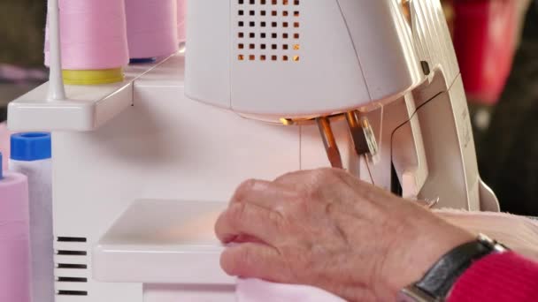 Costurera cose ropa con su máquina de bloqueo — Vídeos de Stock