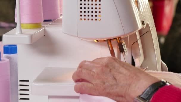 Couture coud des vêtements avec elle sur la machine de verrouillage — Video