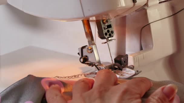 Seamstress costura roupas com ela over lock machine — Vídeo de Stock