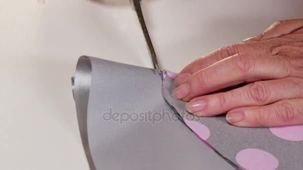 Обрезка одежды ножницами крупным планом — стоковое видео
