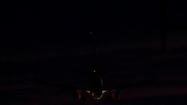 Ticari uçak geceleri Barcelona havaalanına iniş