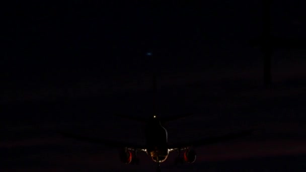 Komerční letadla přistávají na letišti Barcelona Airport v noci — Stock video