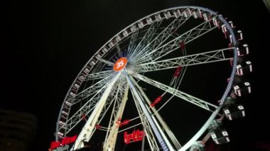 Büyük klasik dönme dolap Brüksel Fuarı. Geceleri parlak adil dönme dolap iplik. Çocuklar için Belgium.Amusement Park'ta fuar alanı. Çocuklar boş zaman için büyük eğlence lunapark.