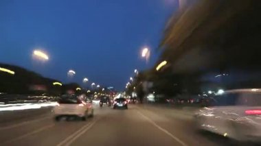 Yüksek hızda sürüş, kamera araba Barcelona Street Rage. Zaman atlamalı Barcelona şehir merkezine sürüş. Üç farklı çekim hızı projeniz uyacak. Çok güzel, yüksek-enerji şehir ve yollar zaman atlamalı.