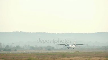 Ticari yolcu uçak Mayorka havaalanına iniş. Uçak yolcu iniş, Mayorka Airport.Air Europa havayolu yolcu uçak iniş. İniş uçak Ec-Lst modeli Atr 72. yolcu uçağının. Turboprop uçağı airstr yaklaşıyor