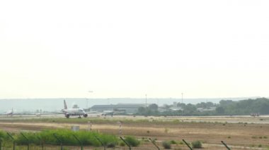 Mayorka havaalanından kalktıktan yolcu uçağı. Mayorka havaalanından kalktıktan yolcu uçağı. Airberlin havayolu yolcu uçak kalkıyor. Uçak D-Abzk Airbus A320-200.Commercial Uçak kalkıyor. Jet uçağı iniş pisti terk.