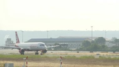 Yolcu uçağının Mayorka Havaalanı Kalkış. Mayorka havaalanından kalktıktan yolcu uçağı. Airberlin havayolu yolcu uçak kalkıyor. Uçak D-Alsc Airbus A321-200.Commercial Uçak kalkıyor. Jet uçağı iniş pisti terk.