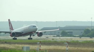 Mayorka havaalanından kalktıktan airbus A330 uçak. Mayorka havaalanından kalktıktan yolcu uçağı. Airberlin havayolu yolcu uçak kalkıyor. Uçak D-Abxc Airbus A330-200.Commercial Uçak kalkıyor. Jet uçağı iniş pisti terk.