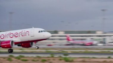 Airbus A319 Mayorka havaalanına gidiyor. Mayorka havaalanından kalktıktan yolcu uçağı. Airberlin havayolu yolcu uçak kalkıyor. Uçak Oe-Lna Airbus A319-100commercial Uçak kalkıyor. Jet uçağı iniş pisti terk.