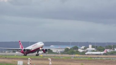 Airbus uçak Mayorka havaalanına gidiyor. Mayorka havaalanından kalktıktan yolcu uçağı. Airberlin havayolu yolcu uçak kalkıyor. Uçak D-Abxc Airbus A330-200.Commercial Uçak kalkıyor. Jet uçağı iniş pisti terk.