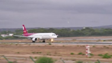 Ticari Turbojet Mayorka havaalanına gidiyor. Mayorka havaalanından kalktıktan yolcu uçağı. Nordwind havayolu yolcu uçak kalkıyor. Uçak Vq-Bod Airbus A321-200.Commercial Uçak kalkıyor. Jet uçağı iniş pisti terk.