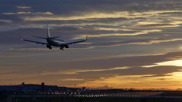 Aviones comerciales aterrizando en el aeropuerto de Barcelona al atardecer — Vídeo de stock