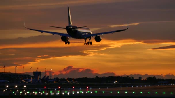 Aviones comerciales aterrizando en el aeropuerto de Barcelona al atardecer — Vídeo de stock