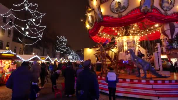 Tradycyjne Boże Narodzenie targi zatłoczone w Brukseli. Typowy karuzela spinning i zadymione. Świąteczną atmosferę w centrum miasta, w Brussels.Great oświetlony Bożonarodzeniowe targi zatłoczone. — Wideo stockowe