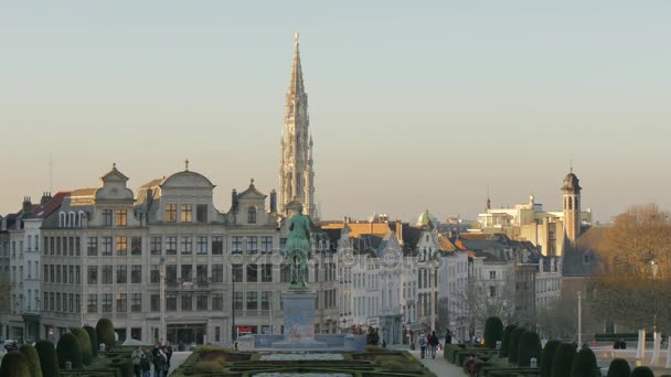 Brusel panoramatický pohled z Jardin du Mont des Arts. Pohled na město centrum architektury budov při západu slunce. Centrum Bruselu věže a střechy krajina. — Stock video