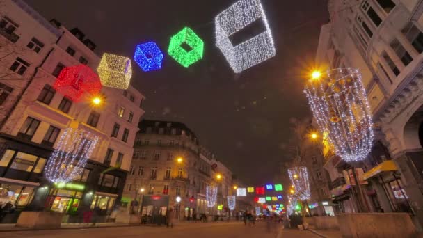 Kleurrijke kerst verlichting op de straten van Brussel. Kerstsfeer ... Kleurrijke kerst verlichting op de straten van Brussel. Kerstsfeer ...