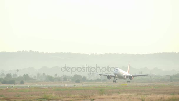 Aterrizaje de aviones comerciales en el aeropuerto de Mallorca. Aerolíneas EasyJet aterrizaje de pasajeros.Aeronaves HB-JZY Airbus A320-200.Aterrizaje de aviones de pasajeros. . — Vídeo de stock