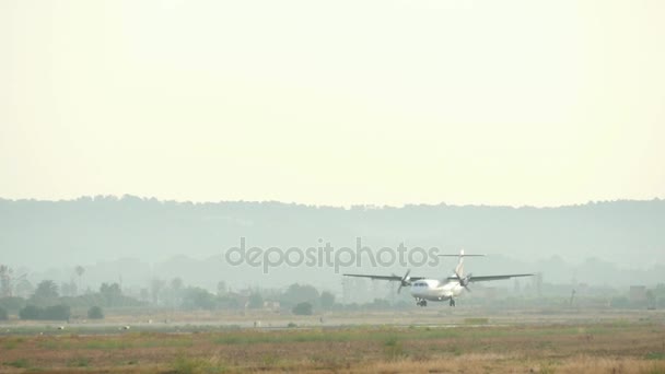 Commercial Passenger Airplane Landing at Majorca Airport. Passenger Airplane Landing at Majorca Airport.Air Europa airlines passenger airplane landing.Aircraft EC-LST model ATR 72.Commercial airliner landing. Flying turboprop plane approaching airstr — Stock Video