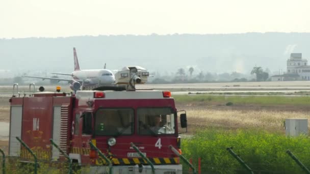 マヨルカ空港で離陸エアバス航空機。旅客機マヨルカ空港から離陸します。Airberlin 航空の旅客機が離陸。航空機 Hb Iop エアバス A320 200.Commercial 旅客機が離陸。飛行のジェット旅客機が滑走路を離れる. — ストック動画