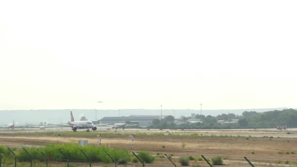 Avion de passagers décollant à l'aéroport de Majorque. Décollage d'un avion de passagers à l'aéroport de Majorque.Décollage d'un avion de passagers Airberlin Airlines .Avion D-ABZK Airbus A320-200.Décollage d'un avion de ligne commercial. . — Video