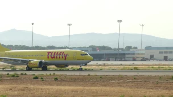 Boing-Flugzeug beim Start auf dem Flughafen von Mallorca. Passagierflugzeug, das auf dem Flughafen von Mallorca startet.tulfly Airlines Passagierflugzeug, das abhebt .aircraft d-atuk boeing 737-800.commercial airliner, das abhebt .flying jet plane, das die Landebahn verlässt. — Stockvideo