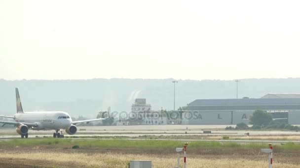 マヨルカ空港で離陸した航空機。旅客機マヨルカ空港から離陸します。コンドル航空会社の乗客の飛行機を離陸します。航空機 D イワヨモギ エアバス A321-200.Commercial 旅客機が離陸。飛行のジェット旅客機が滑走路を離れる. — ストック動画