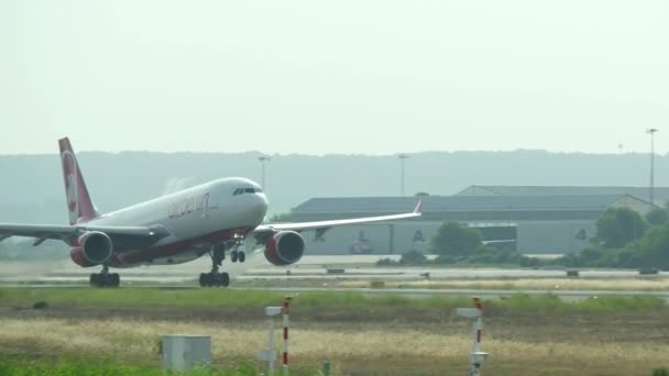 Mayorka havaalanından kalktıktan airbus A330 uçak. Mayorka havaalanından kalktıktan yolcu uçağı. Airberlin havayolu yolcu uçak kalkıyor. Uçak D-Abxc Airbus A330-200.Commercial Uçak kalkıyor. Jet uçağı iniş pisti terk. — Stok video