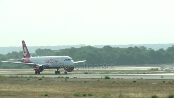 Самолет Turbojet взлетает в аэропорту Майорки. Пассажирский самолет Airberlin Airlines взлетает самолет.Самолет D-ABFG Airbus A330-200.Коммерческий самолет взлетает. . — стоковое видео