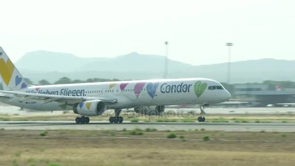 Boeing 757 opstijgen op de luchthaven van Mallorca. Passagier vliegtuig opstijgen op de luchthaven van Mallorca. Condor luchtvaartmaatschappijen passagiers vliegtuig opstijgen. Vliegtuigen D-Abon Boeing 757-300.Commercial vliegtuig opstijgen. Jet-vliegtuig verlaten landingsbaan. — Stockvideo