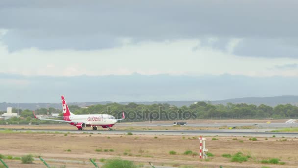 Boeing 737 Взлет в аэропорту Майорки. Пассажирский самолет Airberlin Airlines взлетает самолет.Самолет D-ABKQ Boeing 737-800.Коммерческий самолет взлетает. . — стоковое видео